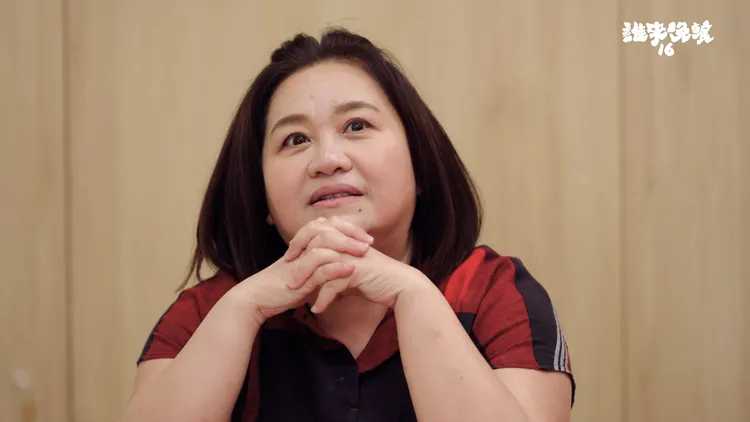 鍾欣凌特別學了幾句手語與受訪家庭溝通。公視提供