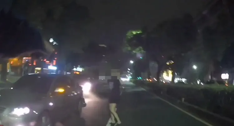 同車張姓女乘客趁機丟棄K菸也被逮捕。民眾提供