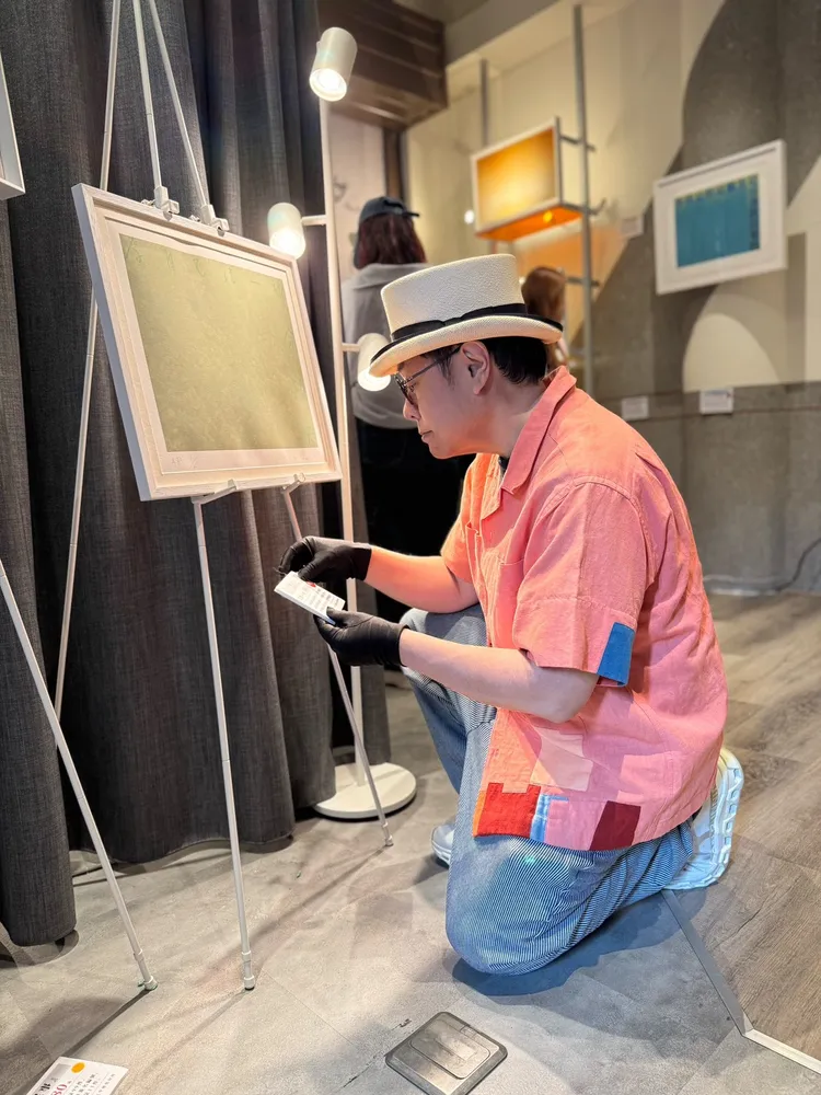 蔡康永專心布展。潮洋行提供