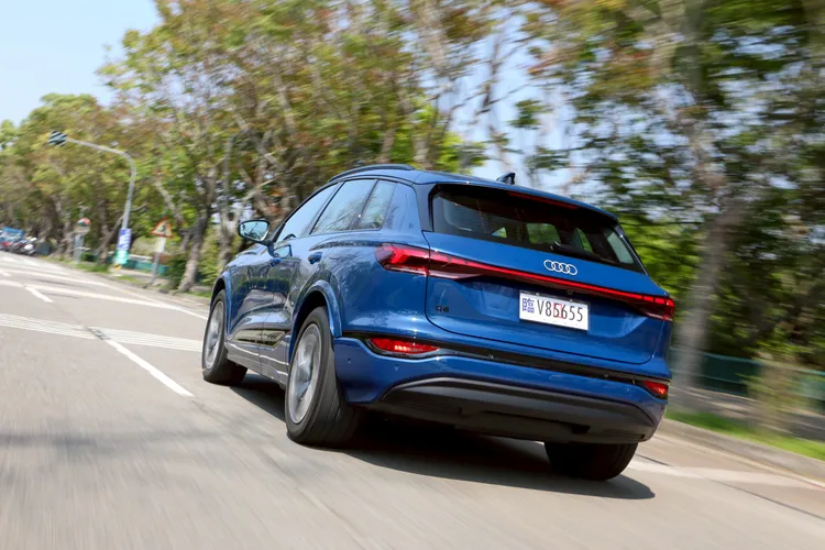 Q6 e-tron底盤調性柔中帶韌，整體濾震與動態表現有著相當高的質感水準。林浩昇攝