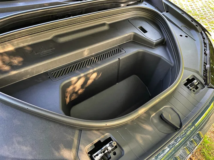 前車頭蓋打開之後則附有64公升的前行李廂，能額外擴充收納機能。林浩昇攝