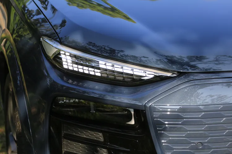 Audi Q6 e-tron全車系標配分離式Matrix LED極光頭燈，日行燈並具備8種圖樣變化。林浩昇攝