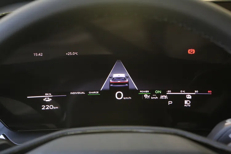 11.9吋OLED數位儀表畫質精緻，且支援導航畫面切換，資訊呈現及判讀均有高水準表現。林浩昇攝