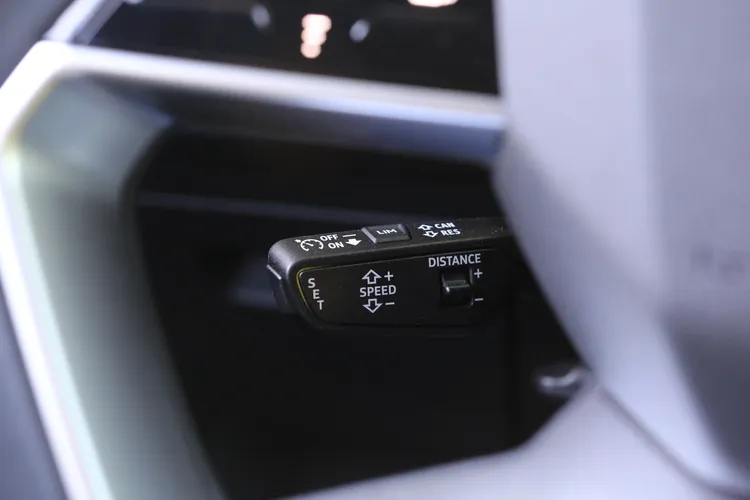 Audi Q6 e-tron全車系均標配ACC主動式定速巡航控制系統、塞車輔助系統等科技，在複雜多變的台灣道路環境中，依舊能發揮安全舒適的行車體驗。林浩昇攝