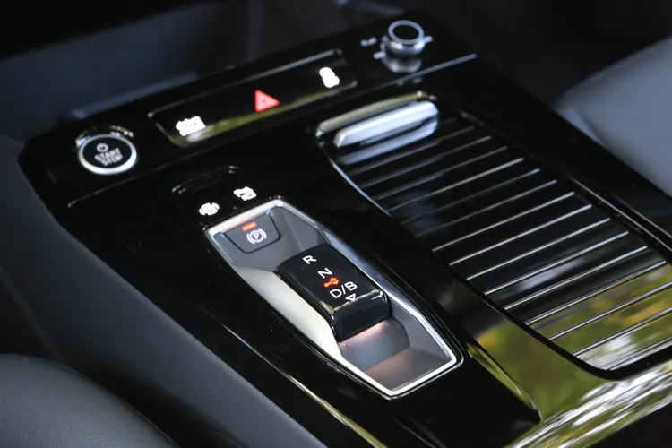 排檔介面採用平面電子線傳結構，亮黑搭配銀色飾板提煉出精品氛圍，後方亦保留實體音響音量旋鈕。林浩昇攝