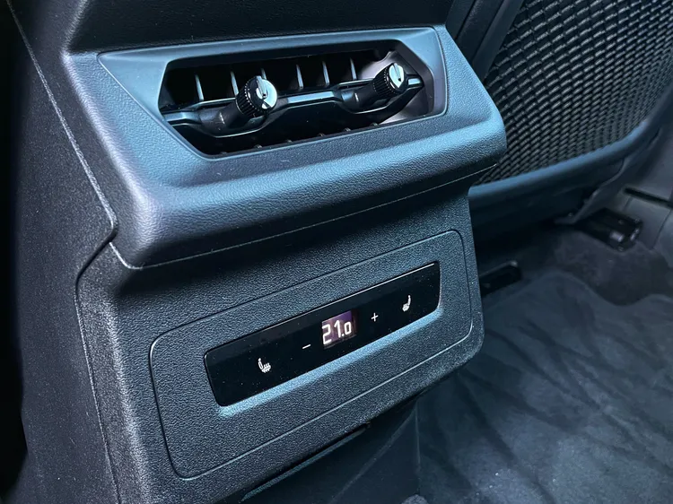 後座中央還附有出風口及獨立恆溫空調調整介面，並導入左右加熱座椅。林浩昇攝