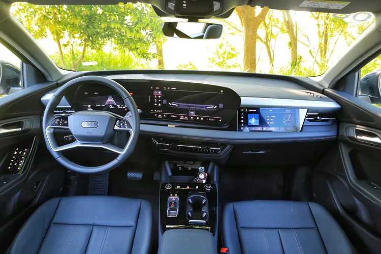 全車系標準配置黑色主調車艙，並將三螢幕列為標準配備，Audi擅長的科技氛圍營造果然沒讓人失望。林浩昇攝