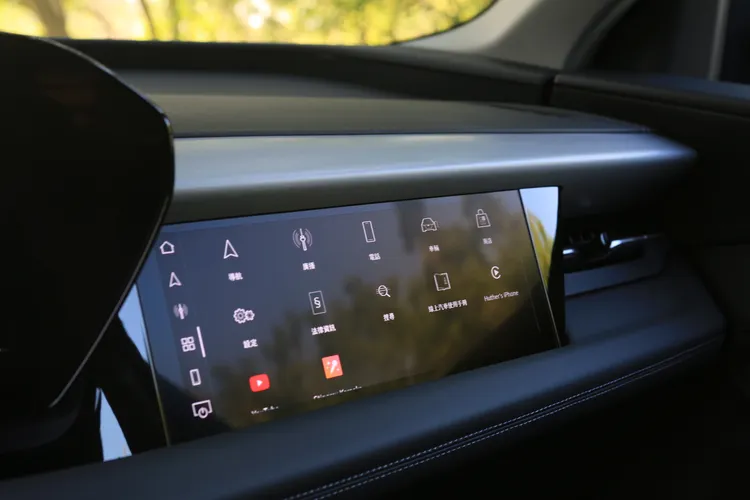 副駕駛前方10.9吋的專屬觸控螢幕，可支援影音串流、甚至是卡拉OK功能，讓旅途更添樂趣。林浩昇攝