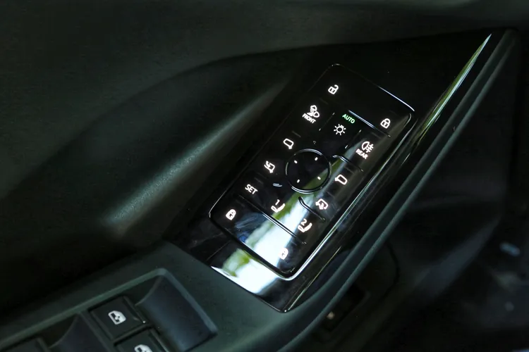 頭燈開關、座椅記憶與中控鎖等功能，都以電容式觸控方式整合在車門把手上。林浩昇攝