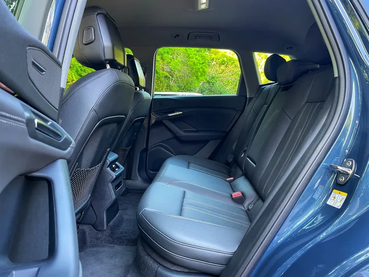 後座空間有著此級距休旅車該有的開闊感，椅面讓大腿有良好支撐，乘坐舒適性表現優異。林浩昇攝