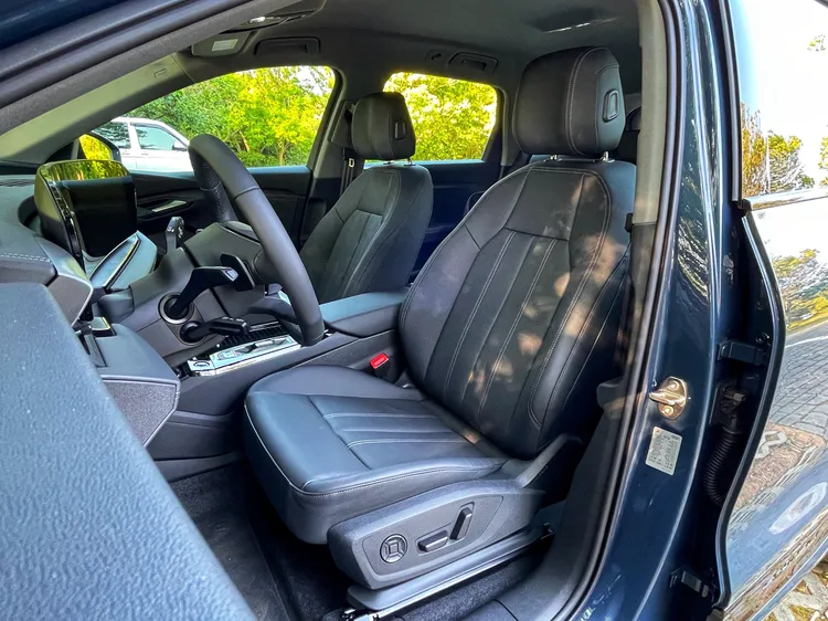 前座椅簡單素雅的造型下，卻擁有均衡的乘坐品質，泡棉支撐性、舒適性都有不俗水準。林浩昇攝