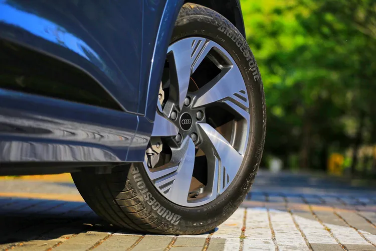 20吋鋁圈旋風五輻式的造型，仍舊凸顯出運動休旅車該有的風韻。林浩昇攝