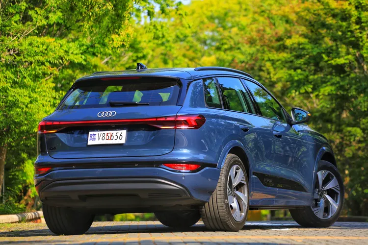 貫穿式的LED尾燈搭配後葉子鈑上不容忽視的結實肩線，讓Q6 e-tron成為難以忽視的存在。林浩昇攝