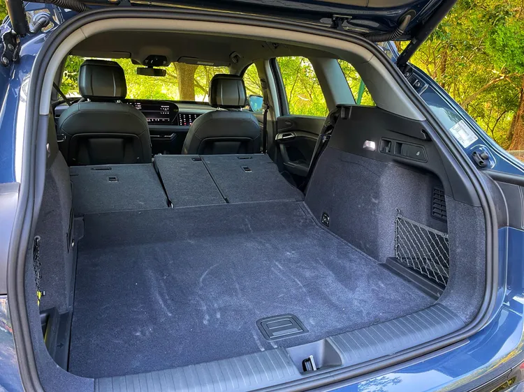 後廂空間標準為526公升，椅背全倒後來到1,529公升，底板平整、實用性相當出色。林浩昇攝