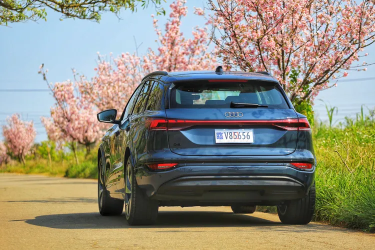 Audi Q6 e-tron後驅入門車型，雖為最平價的選項，但科技性與操控性格上卻一點都不打折，對於實用派買家來說，是非常值得入手的中型入門電動豪華SUV。林浩昇攝