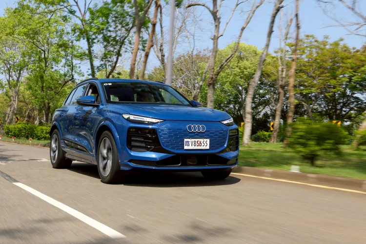 Q6 e-tron後驅版本雖非炸裂型性能，但勝在線性、自然，沒那種「一腳電門就暈車」的暴衝感，適合日常使用。林浩昇攝