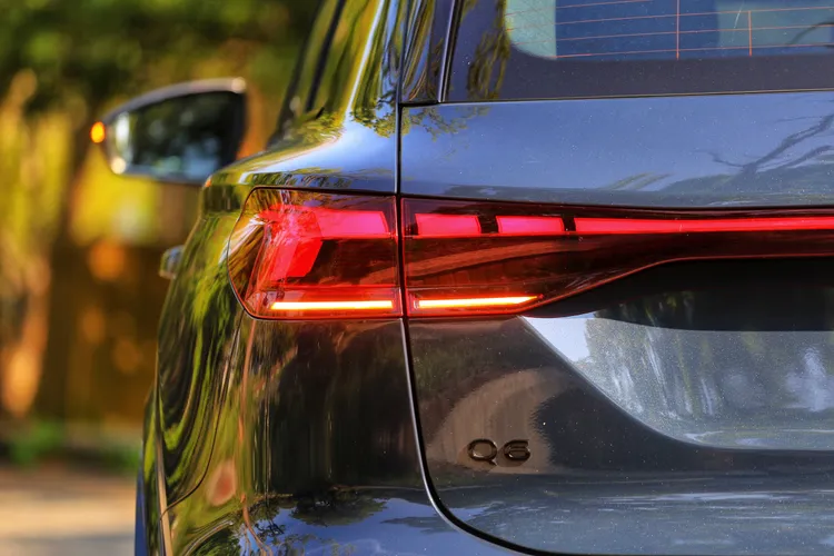 其實試駕車標準版的LED尾燈就已經富有科技感，若升級OLED燈組會更加科幻。林浩昇攝