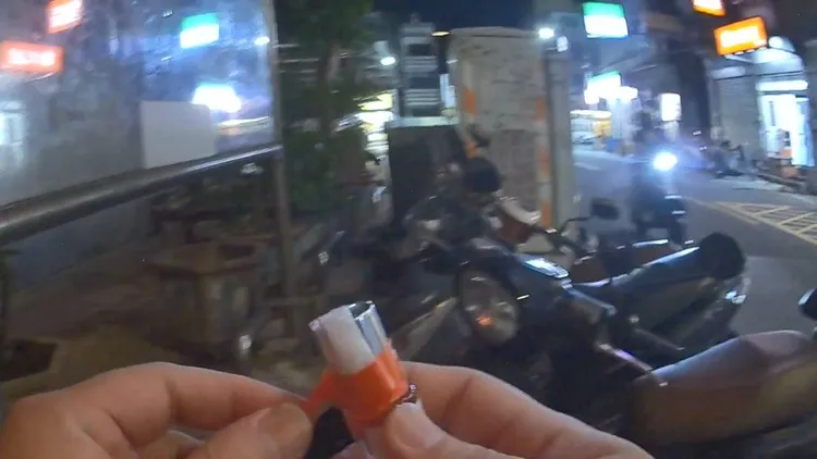 警員發現芳香劑瓶內藏有毒品。桃園警分局提供