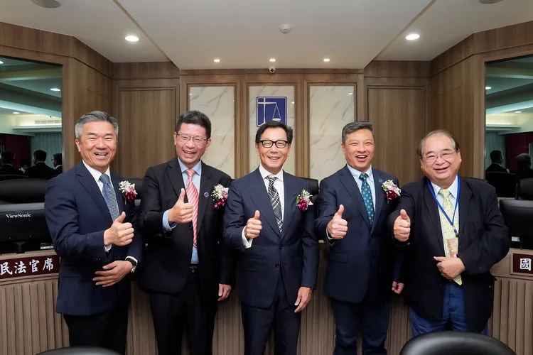 輔大「承翰實習法庭」是全國第一個導入國民法官制度的實習法庭，揭牌祈福典禮與會包括田振慶律師、法律學院吳志光院長、富邦集團蔡明忠董事長、藍易振校長、輔大客座教授陳新民（左至右）。輔大提供照片