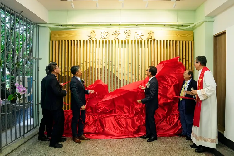 輔大「承翰實習法庭」能夠成立，獲得非常多人的幫忙，因此特地將所有恩人的名字列在此牆，提醒學子將來有能力也要奉獻已力。輔大提供照片