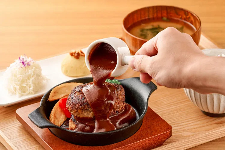 在日本擁有超高人氣的手工日式炭火漢堡排專門店「米與多蜜」正式插旗南港。業者提供