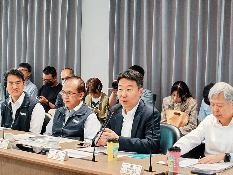 交通部長陳世凱（右起2）及交委會考察高雄港七櫃營運狀況及櫃場壅塞回堵改善方案進度。交通部提供