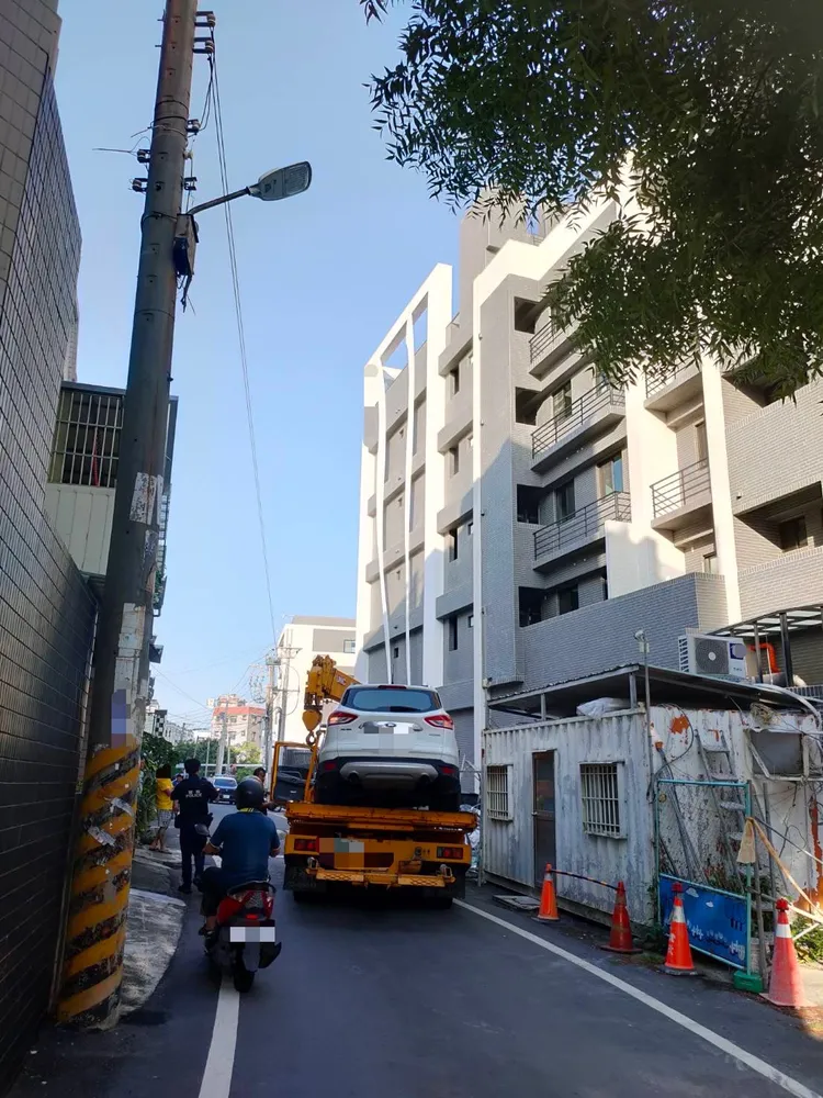 黃男酒駕自撞，汽車遭移置保管。翻攝畫面