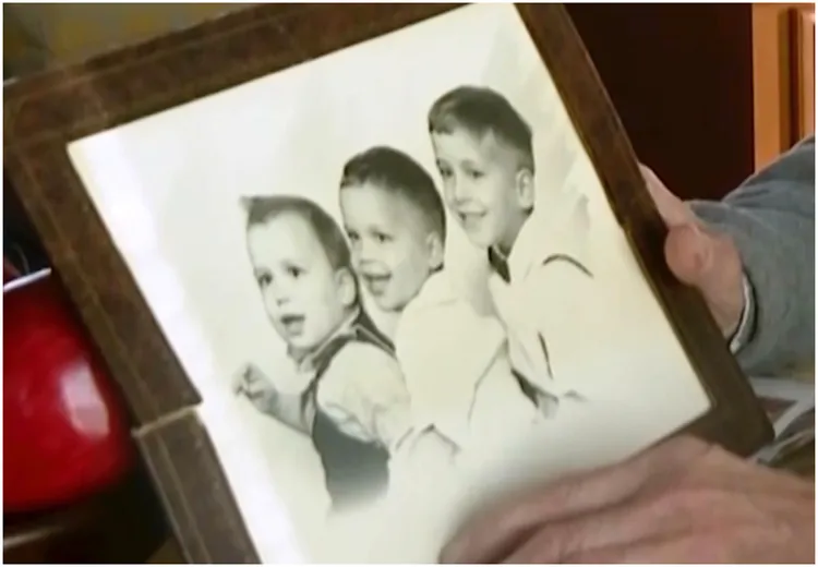 良十四世的哥哥秀出三兄弟小時候的合照。美聯社