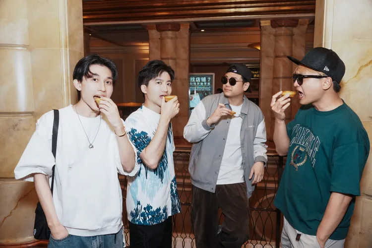 冰球樂團在澳門演出大啖蛋塔。何樂音樂提供