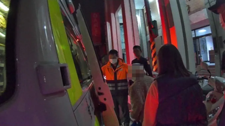 婦人在警方陪同下送醫。警方提供