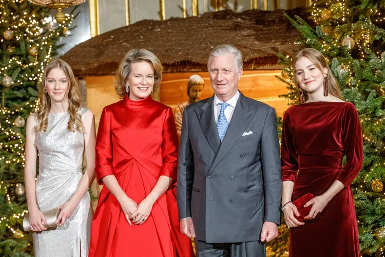 伊麗莎白公主（右起）與父王、母后和妹妹合影。路透資料照