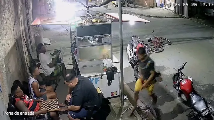 男子發現自己下半身大出血，向路旁民眾求援。翻攝自X