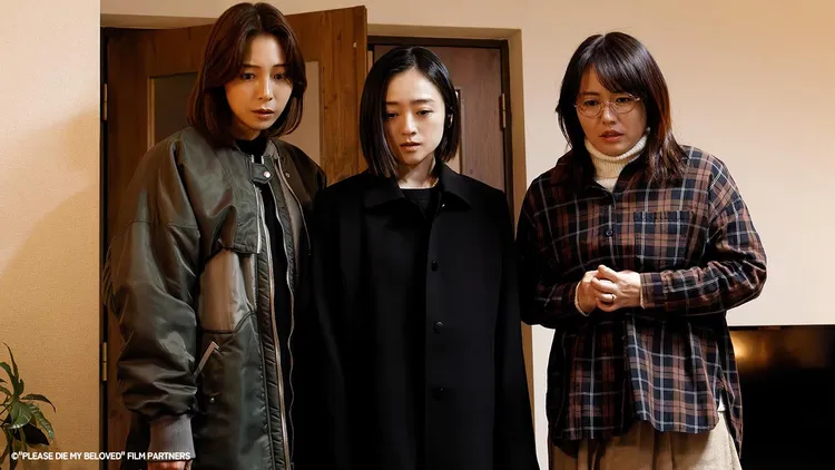 相武紗季（左起）、安達祐實、磯山沙也加飾演大學閨蜜，聯手對渣尪復仇。Hami Video提供