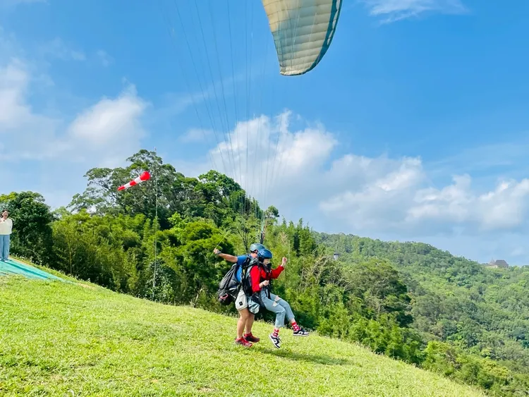 王瞳體驗飛行傘。民視提供