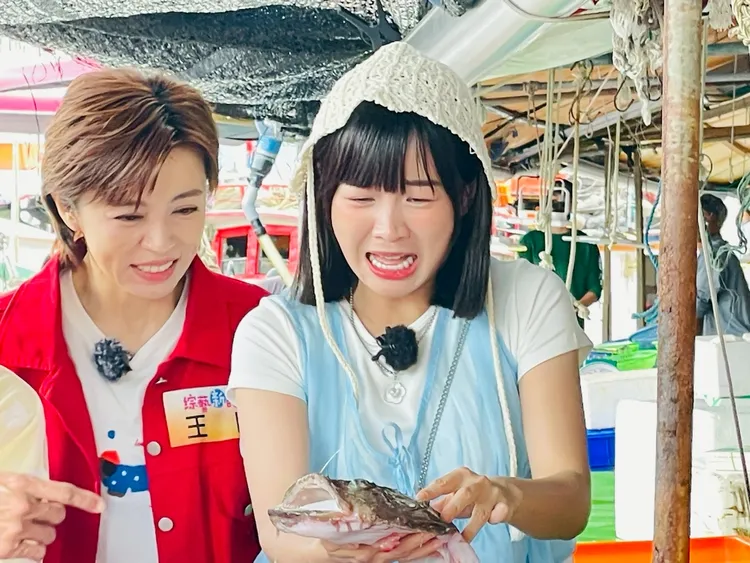 籃籃（右）手捧海鮮嚇到哇哇叫，王瞳笑出來。民視提供