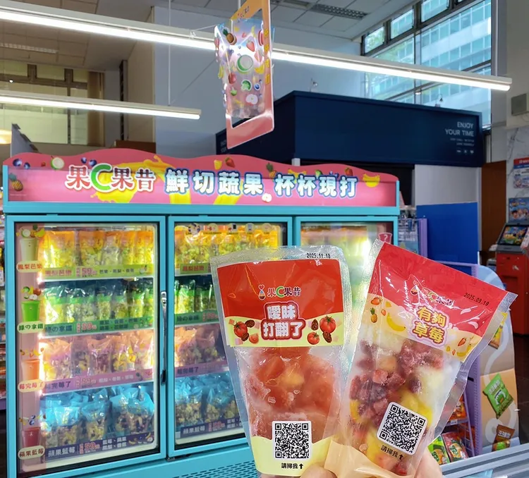 「果C果昔」再推出兩款話題新品，包含「有夠草莓」以及「曖昧打翻了」口味。萊爾富提供