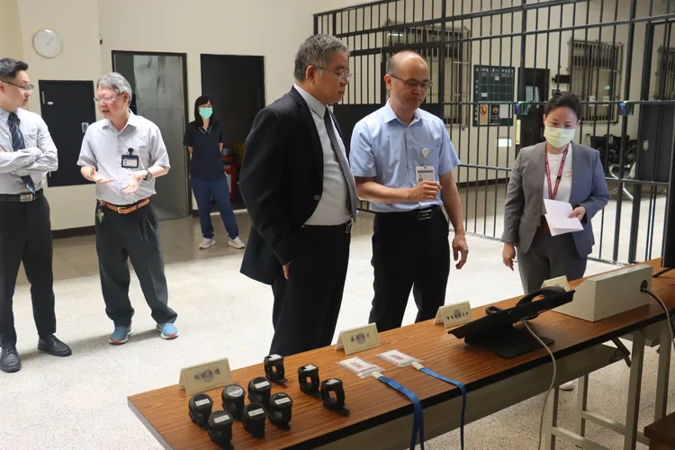 訪視八德外役監收容人配戴之智慧健康定位手環及職員智能求救手環。桃園地檢署提供