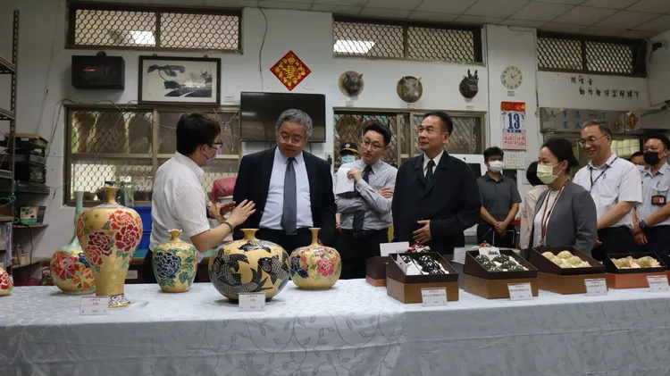 參訪桃園監獄陶藝班金彩花瓶系列作品。桃園地檢署提供