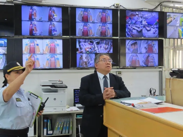 視察桃女監中央控制台之監視系統畫面，瞭解動態即時監控速度。桃園地檢署提供