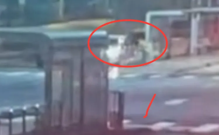 陳男與丁男2人停等紅燈直接在車上睡著，地點就在北市鬧區中心的大馬路上。翻攝畫面