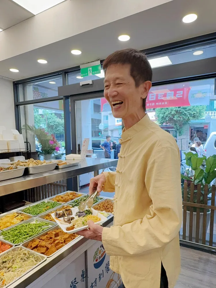 楊子儀在淡出演藝圈後，在師父陳博正（阿西）的烏來龍太楊子儀在素食餐廳開幕時邀請師傅阿西共襄盛舉。翻攝自「永遠的大玩偶~阿西陳博正」臉書