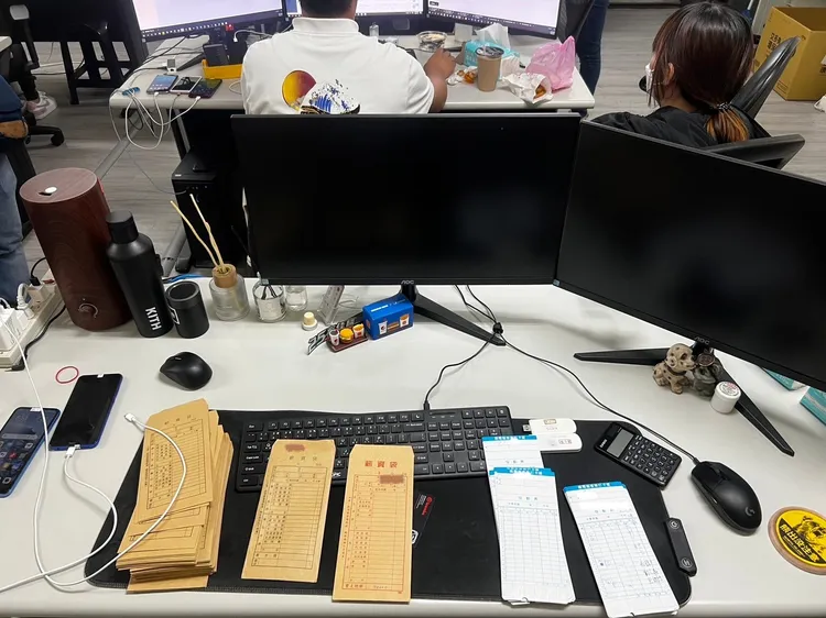 水房打卡單、薪資表。警方提供