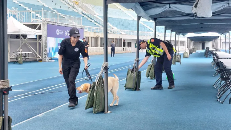 桃警結合警犬隊場檢維護賽程安。桃園警分局提供