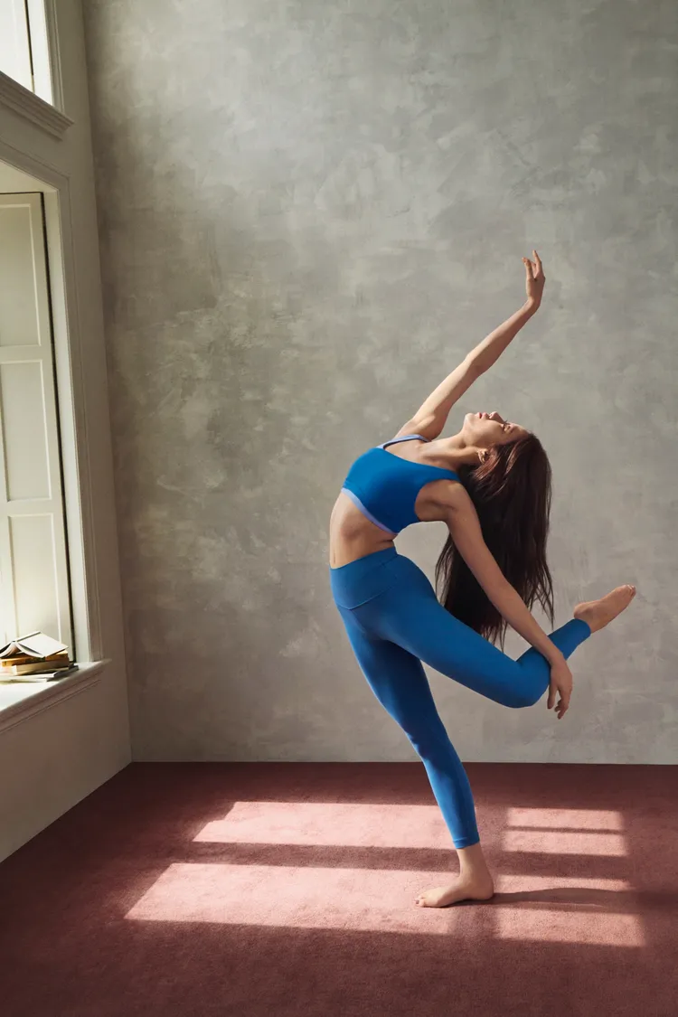 換上藍色瑜伽服中村一葉以仰跳姿勢展現身體柔軟度。品牌提供