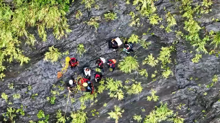 屏東縣消防局特搜大隊救援受困民眾。翻攝畫面