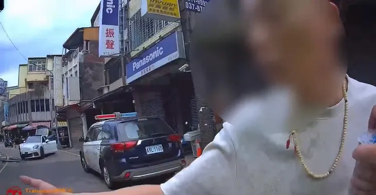 鍾男被警方查獲，怒吼「這個垃圾，他（小王）我朋友捏」。民眾提供