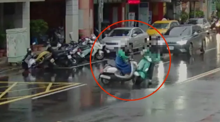 直行機車眼見一旁有車竄出已經閃躲不及，直接撞上摔車。翻攝畫面