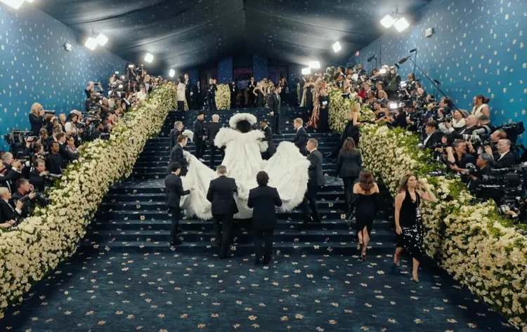 Diana Ross的禮服出動多名彪形大漢幫忙抬。翻攝直播影片