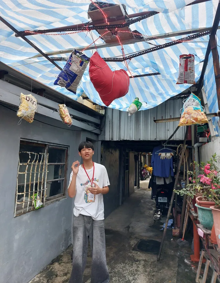 這件裝置藝術運用多件異國零食。凃建豐攝