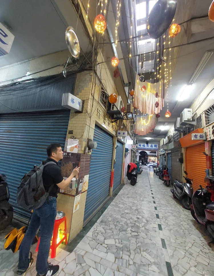 這件裝置藝術只要抖動煮麵器，即可連動上方燈光。凃建豐攝